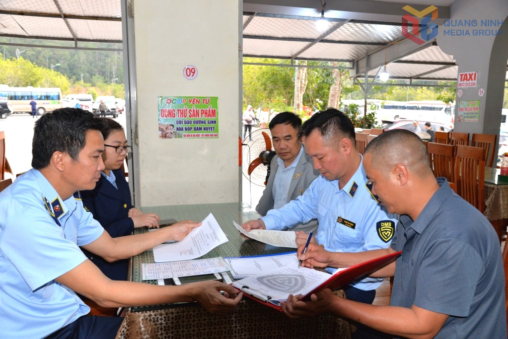 Đội QLTT số 6 phối hợp tổ chức tuyên truyền, ký cam kết với hộ kinh doanh tại Yên Tử chấp hành các quy định về văn minh thương mại Đội QLTT số 6 phối hợp tổ chức tuyên truyền, ký cam kết với hộ kinh doanh tại Yên Tử chấp hành các quy định về văn minh thương mại