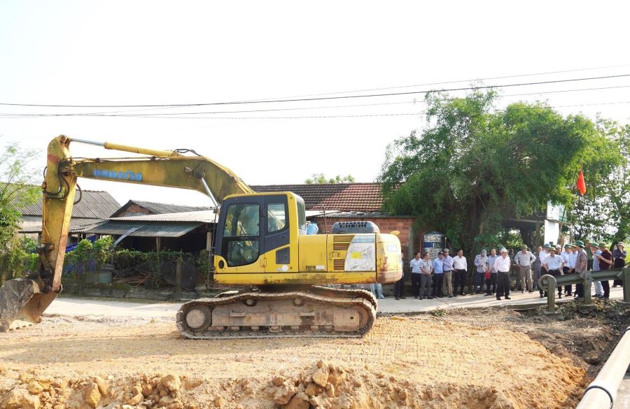 Ph&oacute; Chủ tịch Thường trực UBND tỉnh Quảng Trị Ho&agrave;ng Nam kiểm tra tiến độ giải ph&oacute;ng mặt bằng dự &aacute;n