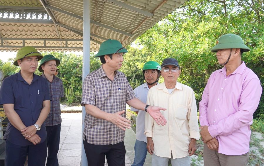 Ph&oacute; Chủ tịch Thường trực UBND tỉnh Quảng Trị gặp gỡ, trao đổi, động vi&ecirc;n b&agrave; con Nh&acirc;n d&acirc;n trong khu vực dự &aacute;n đồng thuận trong giải ph&oacute;ng mặt bằng