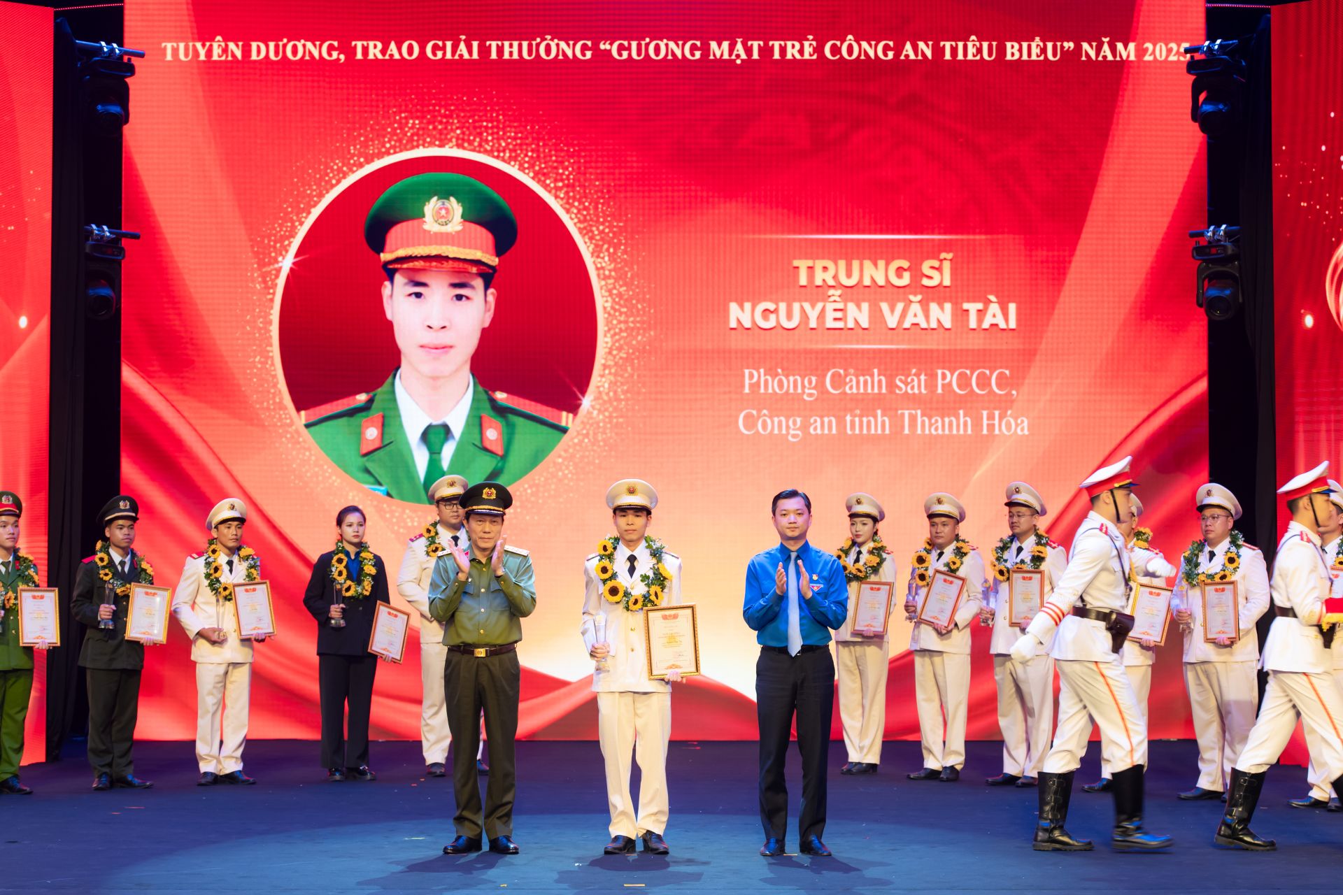 Bộ trưởng Lương Tam Quang v&agrave; B&iacute; thư thường trực Trung ương Đo&agrave;n TNCS Hồ Ch&iacute; Minh Nguyễn Minh Triết tuy&ecirc;n dương, trao chứng nhận v&agrave; biểu trưng giải thưởng Gương mặt trẻ C&ocirc;ng an ti&ecirc;u biểu năm 2025 cho đồng ch&iacute; Thiếu t&aacute; H&agrave; Xu&acirc;n Lợi, Ph&ograve;ng An ninh điều tra, C&ocirc;ng an tỉnh Thanh H&oacute;a
