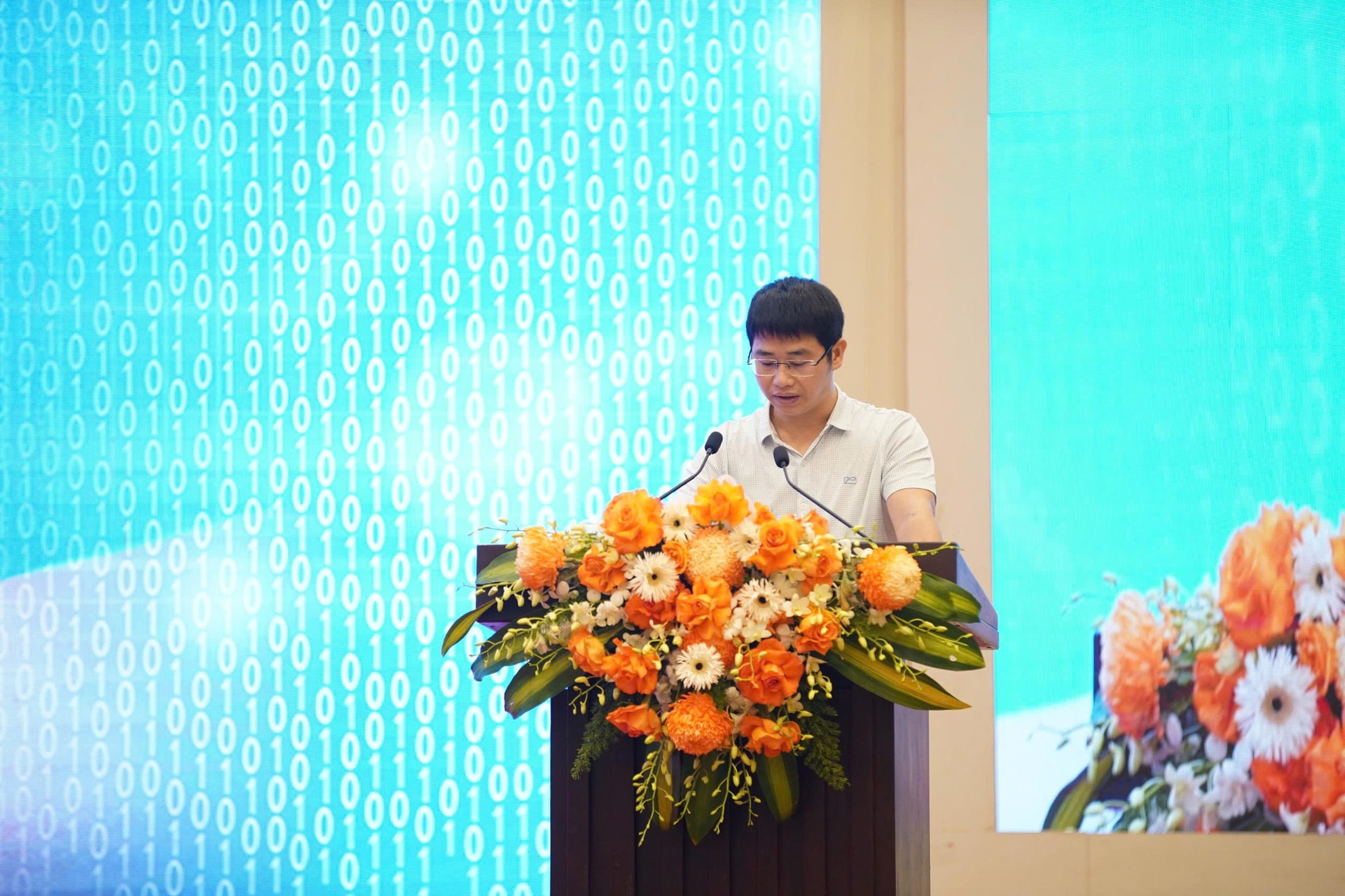 Trung t&aacute; Phạm Bảo Nguy&ecirc;n - Ph&oacute; trưởng ph&ograve;ng 5 Trung t&acirc;m Dữ liệu quốc gia ph&aacute;t biểu tham luận tại hội thảo