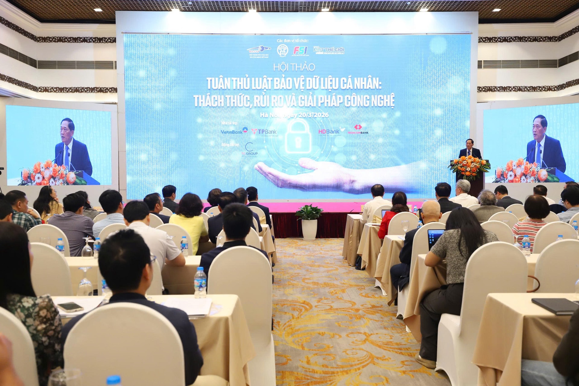 TS. Trần Văn T&ugrave;ng - Chủ tịch Hội Th&ocirc;ng tin Khoa học v&agrave; C&ocirc;ng nghệ Việt Nam, nguy&ecirc;n Thứ trưởng Bộ Khoa học v&agrave; C&ocirc;ng nghệ ph&aacute;t biểu khai mạc hội thảo