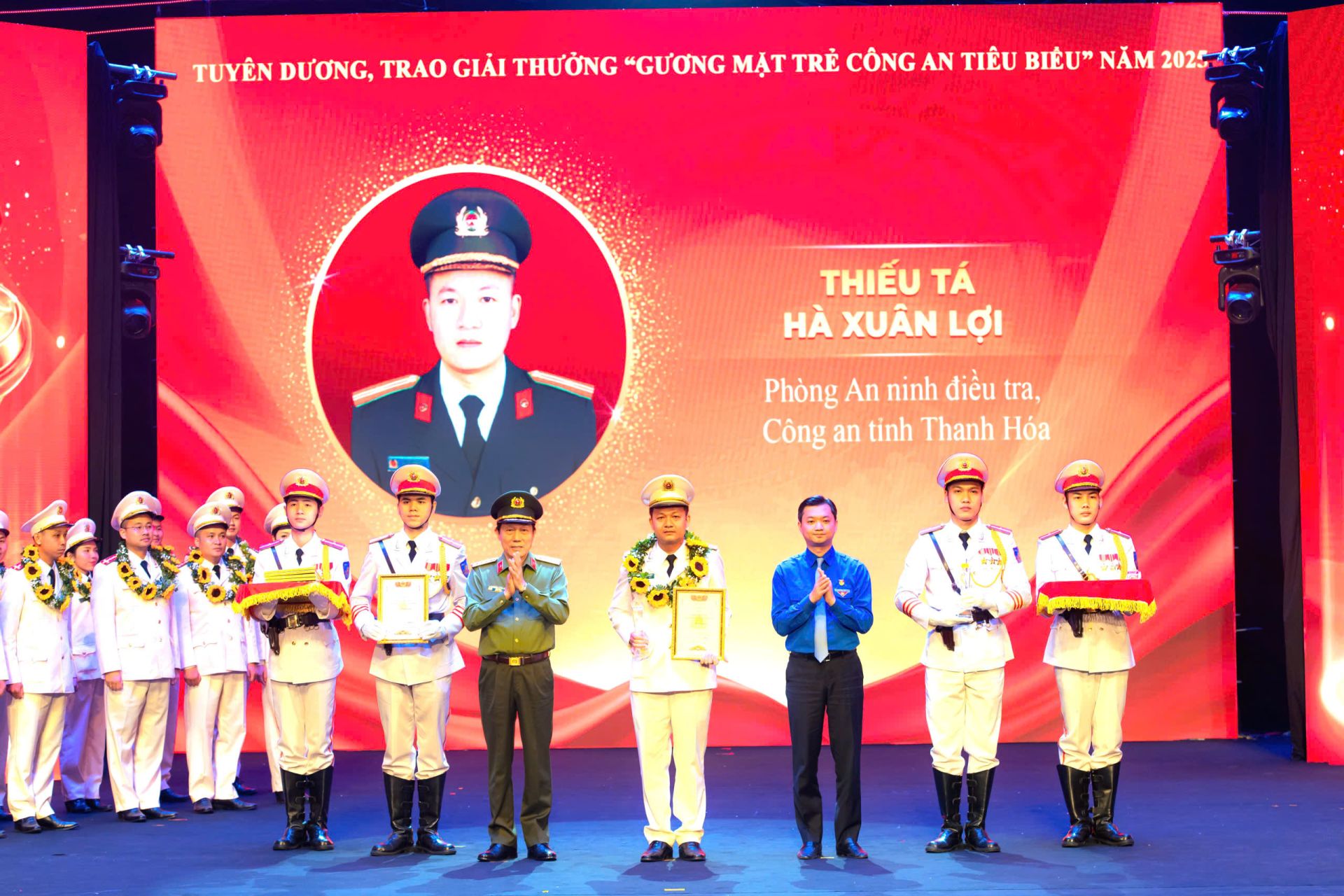 Bộ trưởng Lương Tam Quang v&agrave; B&iacute; thư thường trực Trung ương Đo&agrave;n TNCS Hồ Ch&iacute; Minh Nguyễn Minh Triết đ&atilde; tuy&ecirc;n dương, trao chứng nhận v&agrave; biểu trưng giải thưởng cho 20 Gương mặt trẻ C&ocirc;ng an ti&ecirc;u biểu năm 2025.