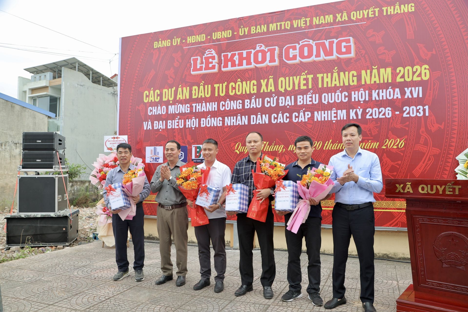 Lãnh đạo xã Quyết Thắng động viên các nhà thầu thi công. Lãnh đạo xã Quyết Thắng động viên các nhà thầu thi công.