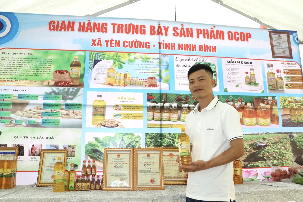 anh Phan Ngọc Lĩnh &ndash; Gi&aacute;m đốc C&ocirc;ng ty TNHH thực phẩm Ngọc An Nhi&ecirc;n, đại diện cho m&ocirc; h&igrave;nh khởi nghiệp s&aacute;ng tạo tại địa phương với sản phẩm dầu lạc nguy&ecirc;n chất từ nguy&ecirc;n liệu bản địa