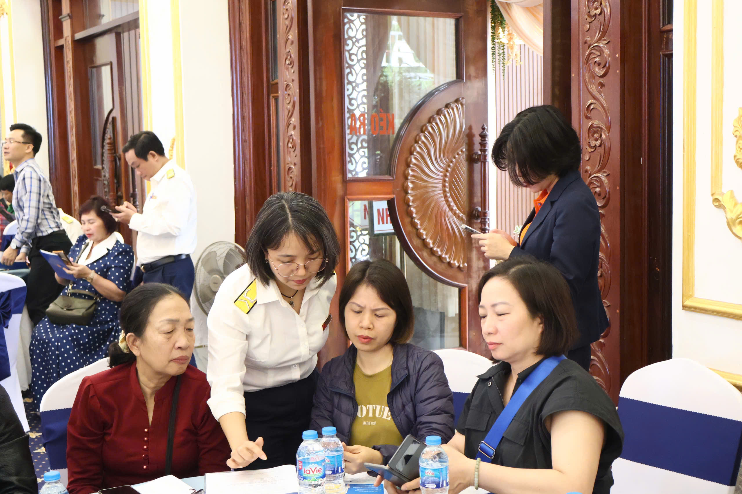 Cán bộ thuế trực tiếp hỗ trợ các hộ kinh doanh cài đặt và sử dụng ứng dụng Thuế điện tử. Cán bộ thuế trực tiếp hỗ trợ các hộ kinh doanh cài đặt và sử dụng ứng dụng Thuế điện tử.