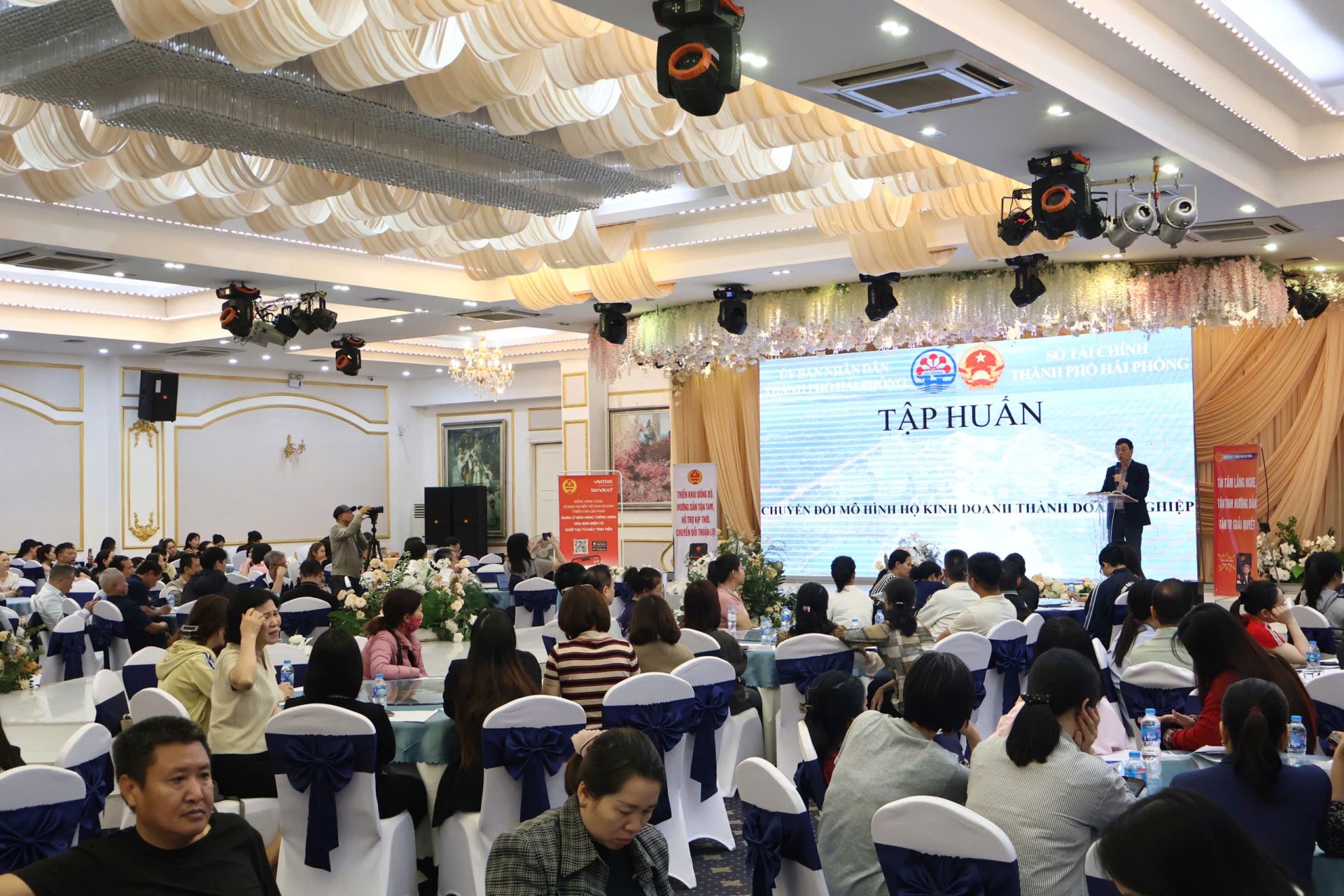 Quang cảnh hội nghị. Quang cảnh hội nghị.