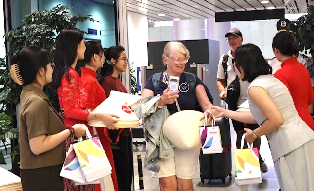 Du khách trên những chuyến bay bày tỏ sự hào hứng trước sự đón tiếp thân thiện và hiếu khách của thành phố Đà Nẵng. Du khách trên những chuyến bay bày tỏ sự hào hứng trước sự đón tiếp thân thiện và hiếu khách của thành phố Đà Nẵng.