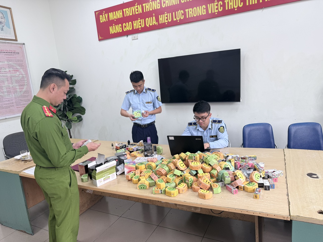 Hà Nội: Thu giữ hàng trăm sản phẩm thuốc lá điện tử, đề xuất xử phạt 20 triệu đồng