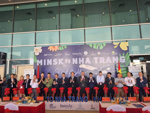 Các vị lãnh đạo hoàn thành nghi thức cắt băng khai trương Các vị lãnh đạo hoàn thành nghi thức cắt băng khai trương