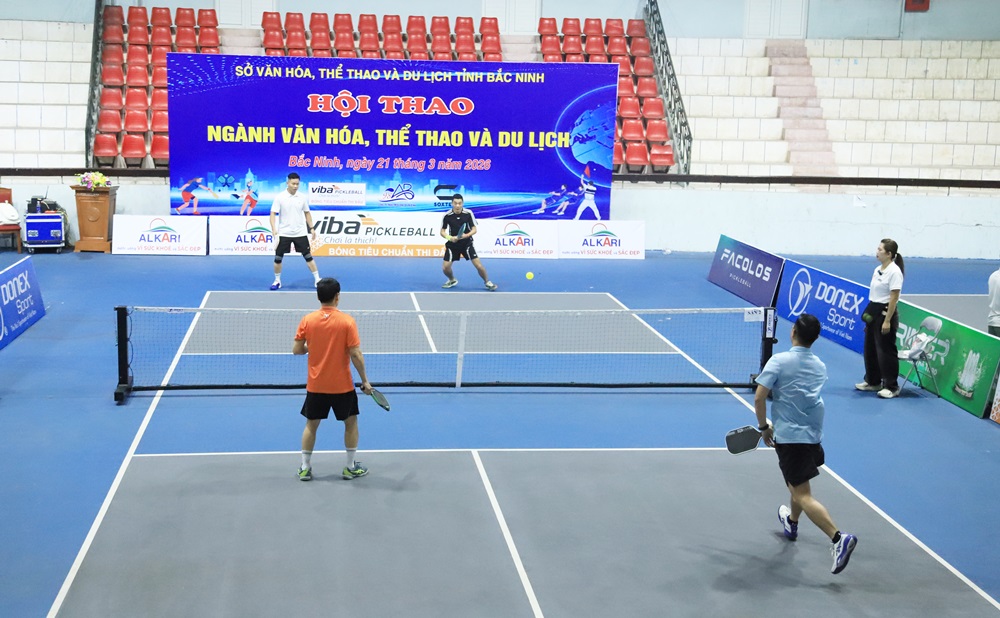 Các vận động viên tranh tài môn Pickleball. Các vận động viên tranh tài môn Pickleball.