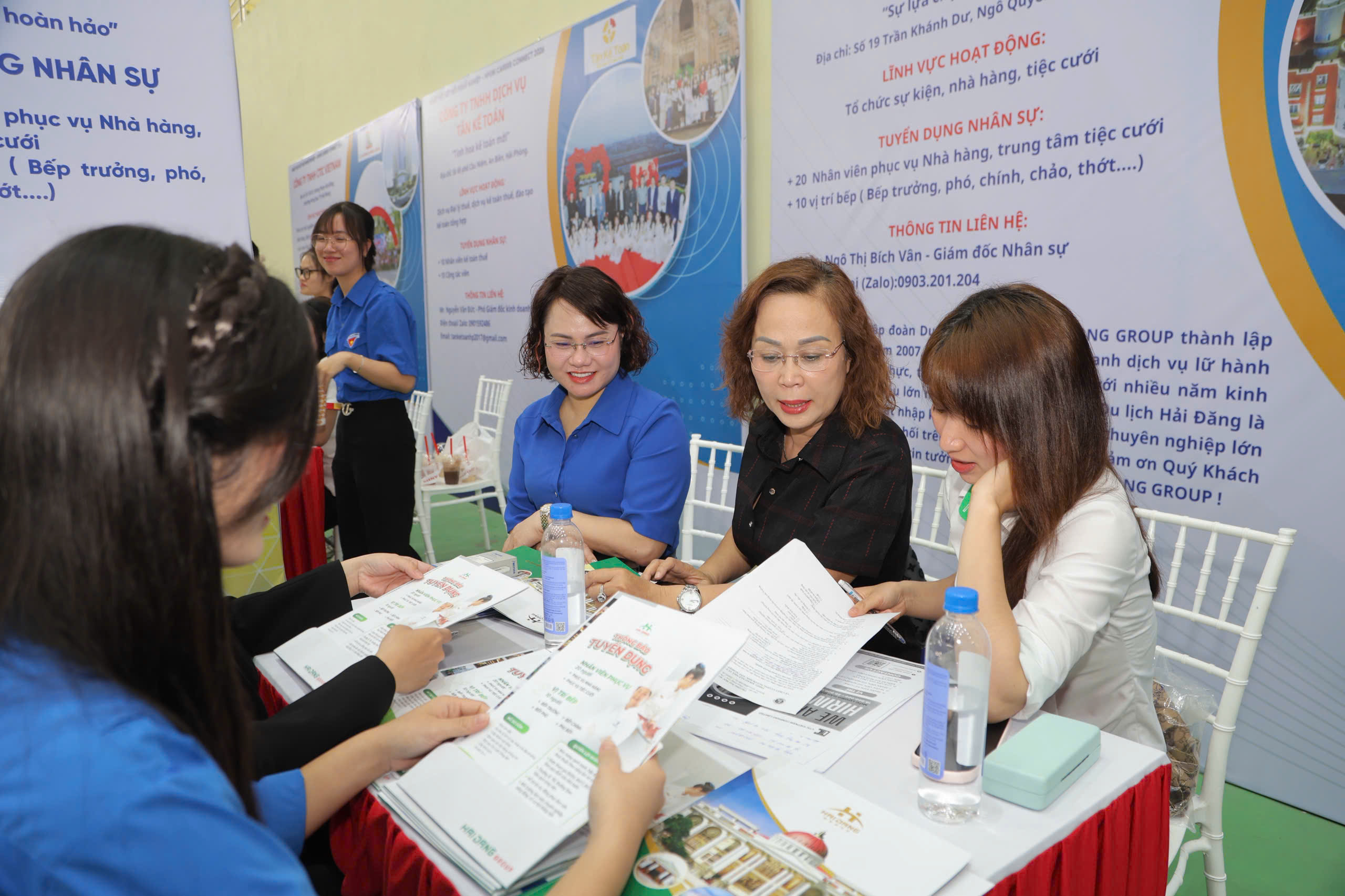 Các em sinh viên tìm hiểu nhu cầu tuyển dụng của các doanh nghiệp. Các em sinh viên tìm hiểu nhu cầu tuyển dụng của các doanh nghiệp.