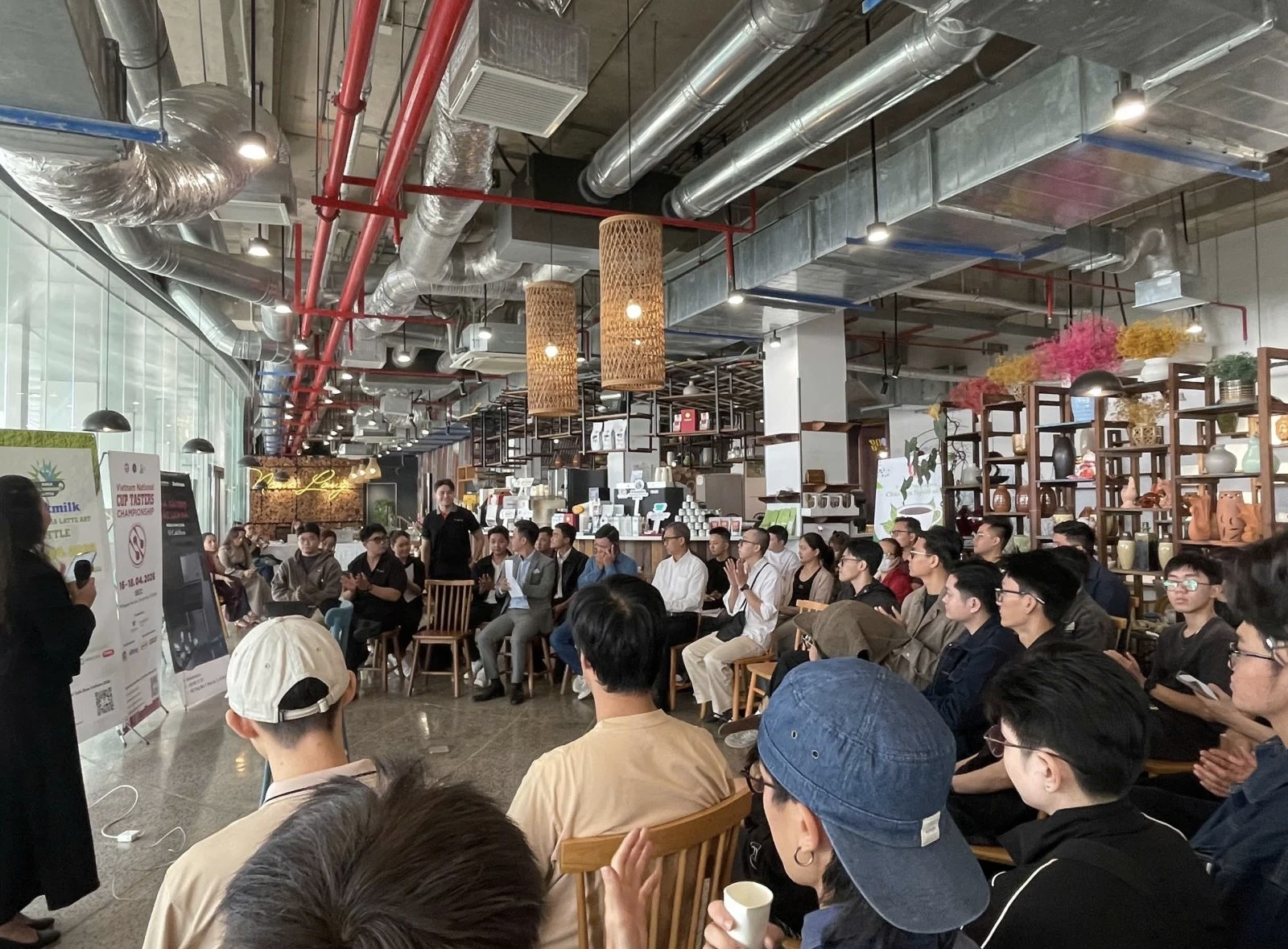 C&aacute;c th&iacute; sinh tham gia buổi workshop giới thiệu c&aacute;c cuộc thi trong khu&ocirc;n khổ Cafe Show & Tea Show Vietnam 2026