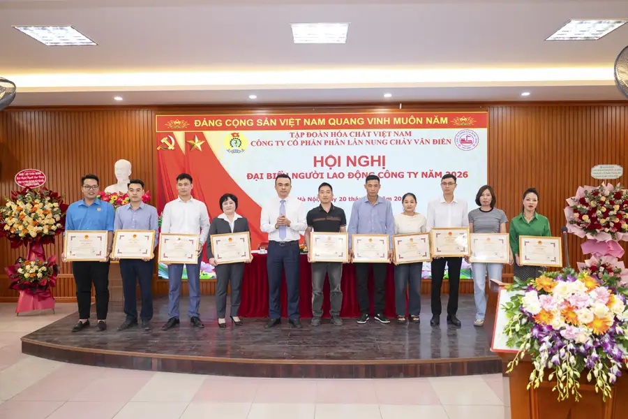 &Ocirc;ng Đ&agrave;o Trọng Cường, Ph&oacute; Tổng gi&aacute;m đốc Tập đo&agrave;n trao Bằng khen của Tập đo&agrave;n cho tập thể v&agrave; c&aacute; nh&acirc;n xuất sắc