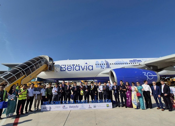 Các vị lãnh đạo trực tiếp ra tặng hoa phi hành đoàn và du khách Các vị lãnh đạo trực tiếp ra tặng hoa phi hành đoàn và du khách