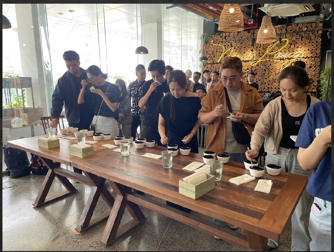 C&aacute;c th&iacute; sinh tr&atilde;i nghiệm hương vị cafe.