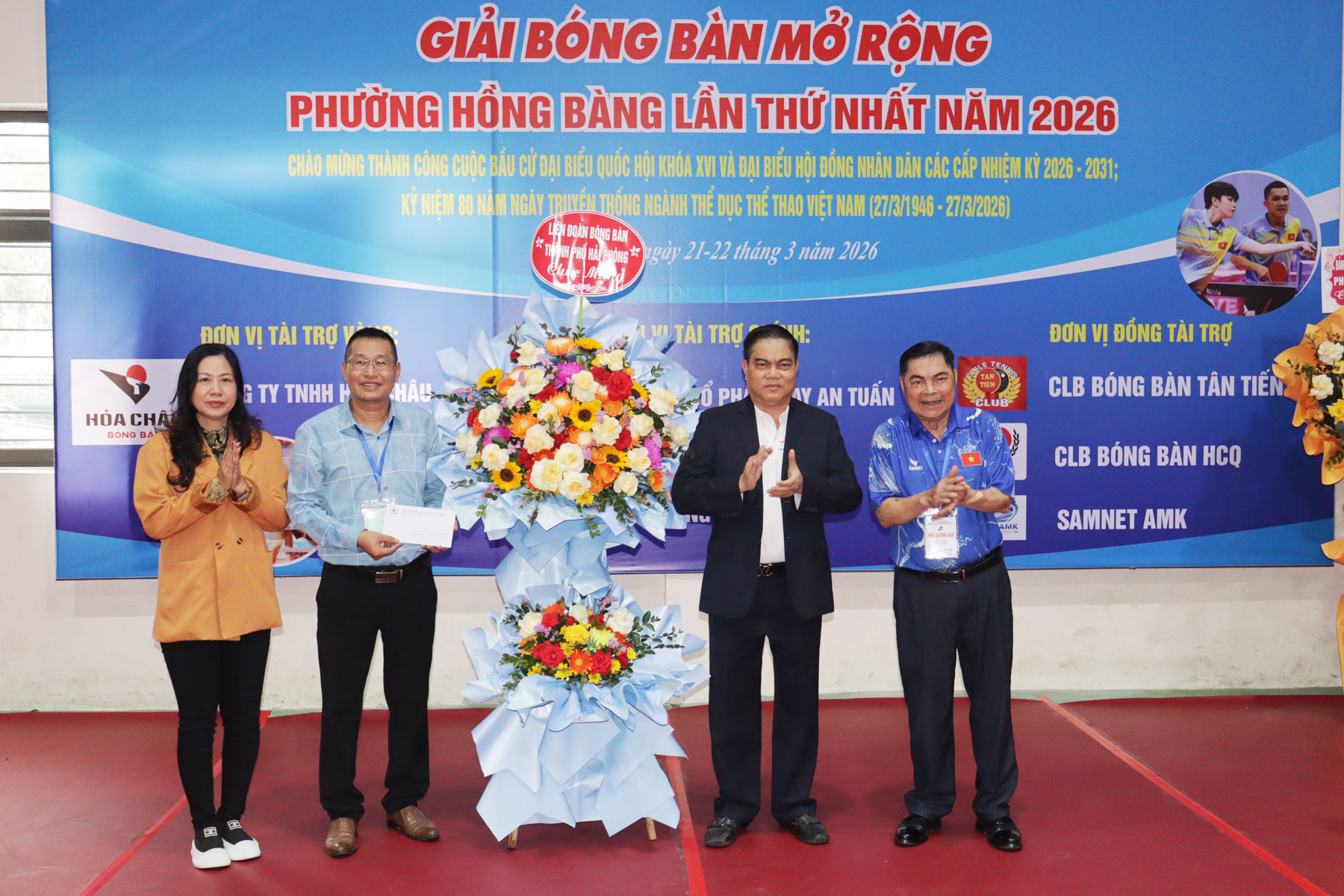 Liên đoàn Bóng bàn thành phố tặng hoa chúc mừng. Liên đoàn Bóng bàn thành phố tặng hoa chúc mừng.