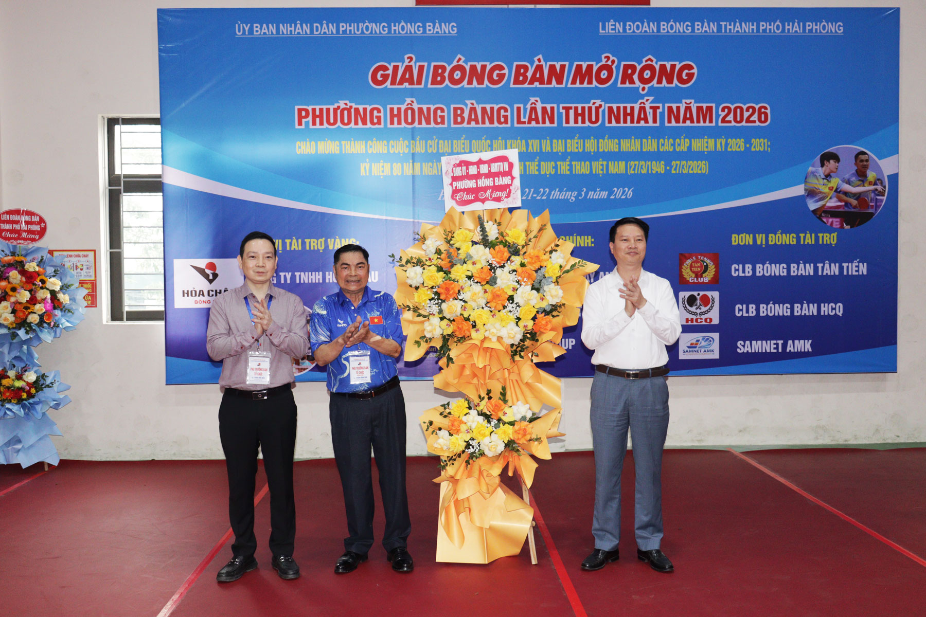 Đồng chí Nguyễn Văn Tuấn, Ủy viên Thành ủy, Bí thư Đảng ủy phường tặng hoa chúc mừng. Đồng chí Nguyễn Văn Tuấn, Ủy viên Thành ủy, Bí thư Đảng ủy phường tặng hoa chúc mừng.