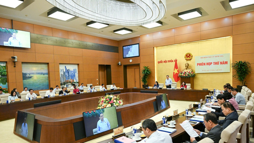 Quang cảnh phi&ecirc;n họp thứ năm Hội đồng Bầu cử quốc gia. (Ảnh: DUY LINH)