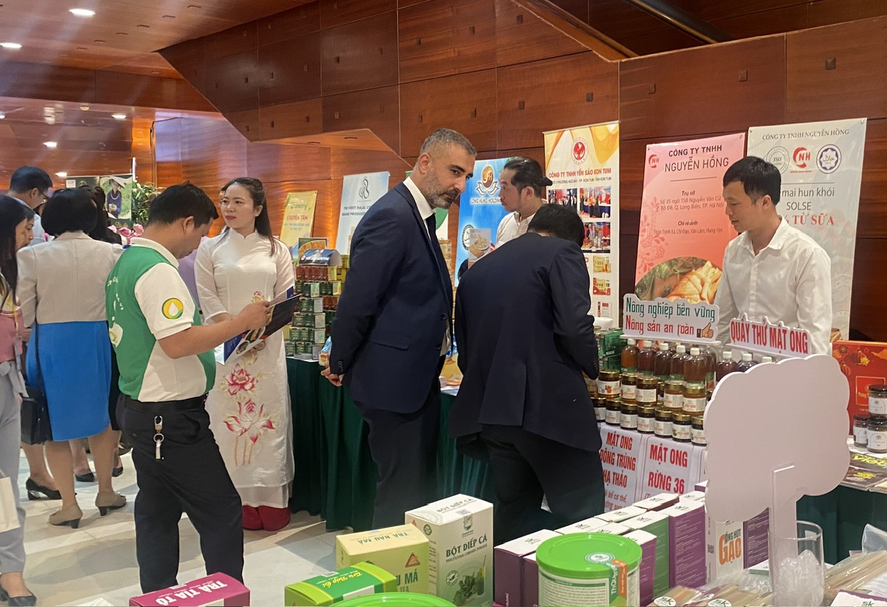 Nhiều doanh nghiệp duy trì chứng nhận Halal, mở rộng thị trường tiếp cận người tiêu dùng Hồi giáo tại Mỹ và châu Âu. Nhiều doanh nghiệp duy trì chứng nhận Halal, mở rộng thị trường tiếp cận người tiêu dùng Hồi giáo tại Mỹ và châu Âu.