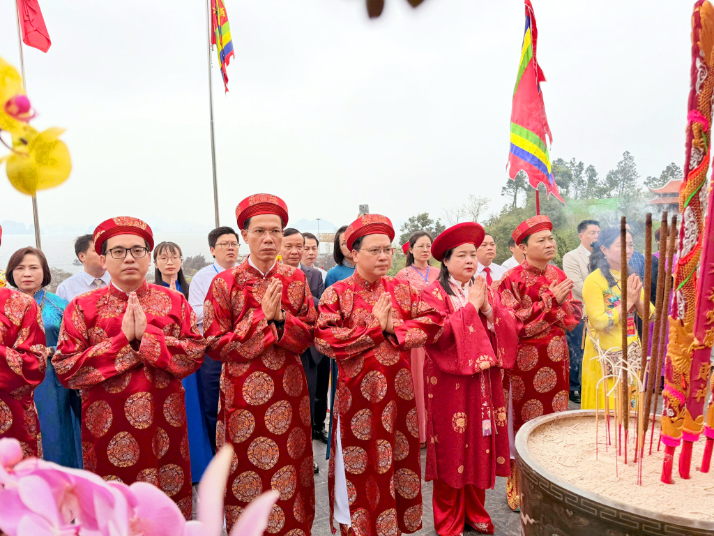 Các đại biểu thành kính dâng hương tại lễ khai mạc Các đại biểu thành kính dâng hương tại lễ khai mạc