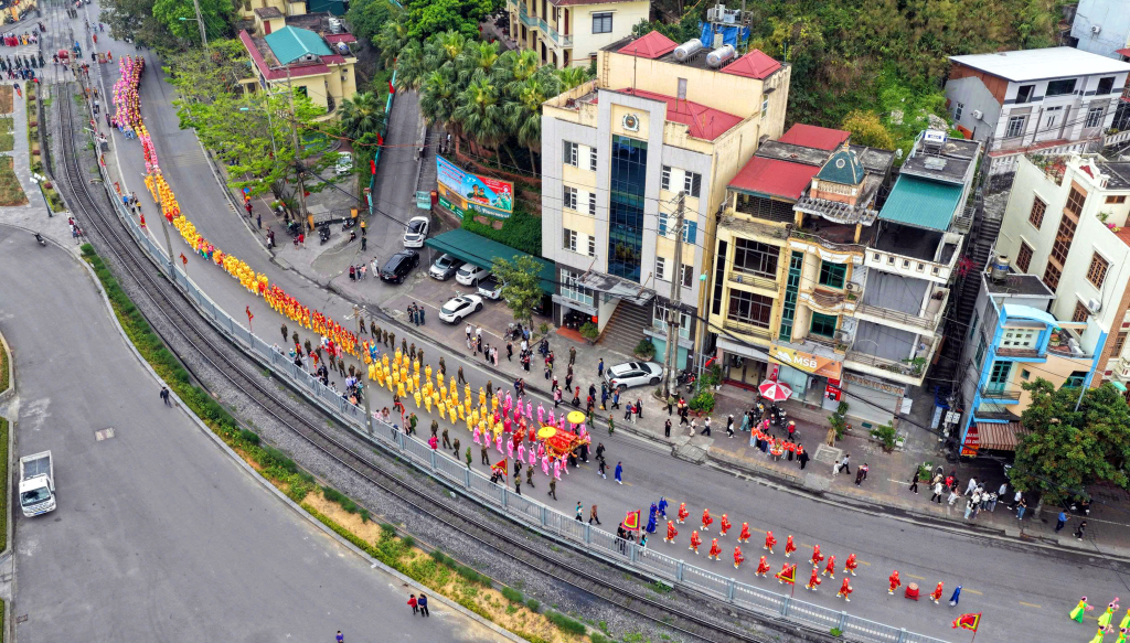 Các đoàn rước đông đảo kéo dài qua các tuyến đường của phường Cửa Ông Các đoàn rước đông đảo kéo dài qua các tuyến đường của phường Cửa Ông