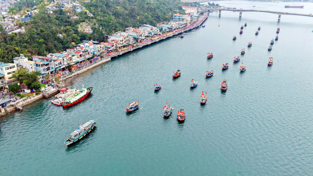 Ngoài rước trên bộ, đoàn rước trên biển với khoảng 30 thuyền, tái hiện hình ảnh Đức Ông vi hành tuần tra biển đảo, trấn giữ biên thùy, cầu cho mưa thuận gió hòa, quốc thái dân an Ngoài rước trên bộ, đoàn rước trên biển với khoảng 30 thuyền, tái hiện hình ảnh Đức Ông vi hành tuần tra biển đảo, trấn giữ biên thùy, cầu cho mưa thuận gió hòa, quốc thái dân an