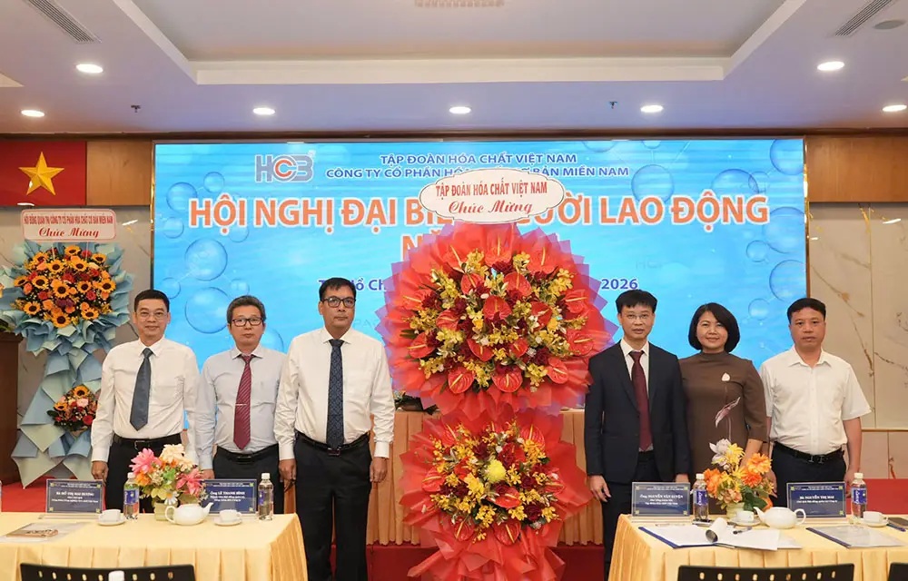 Đồng chí Nguyễn Văn Luyện, Phó Tổng Giám đốc Tập đoàn tặng lẵng hoa chúc mừng Hội nghị Đồng chí Nguyễn Văn Luyện, Phó Tổng Giám đốc Tập đoàn tặng lẵng hoa chúc mừng Hội nghị