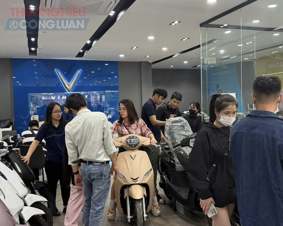 Người dân ồ ạt đi mua xe điện giữa bão xăng dầu Người dân ồ ạt đi mua xe điện giữa bão xăng dầu