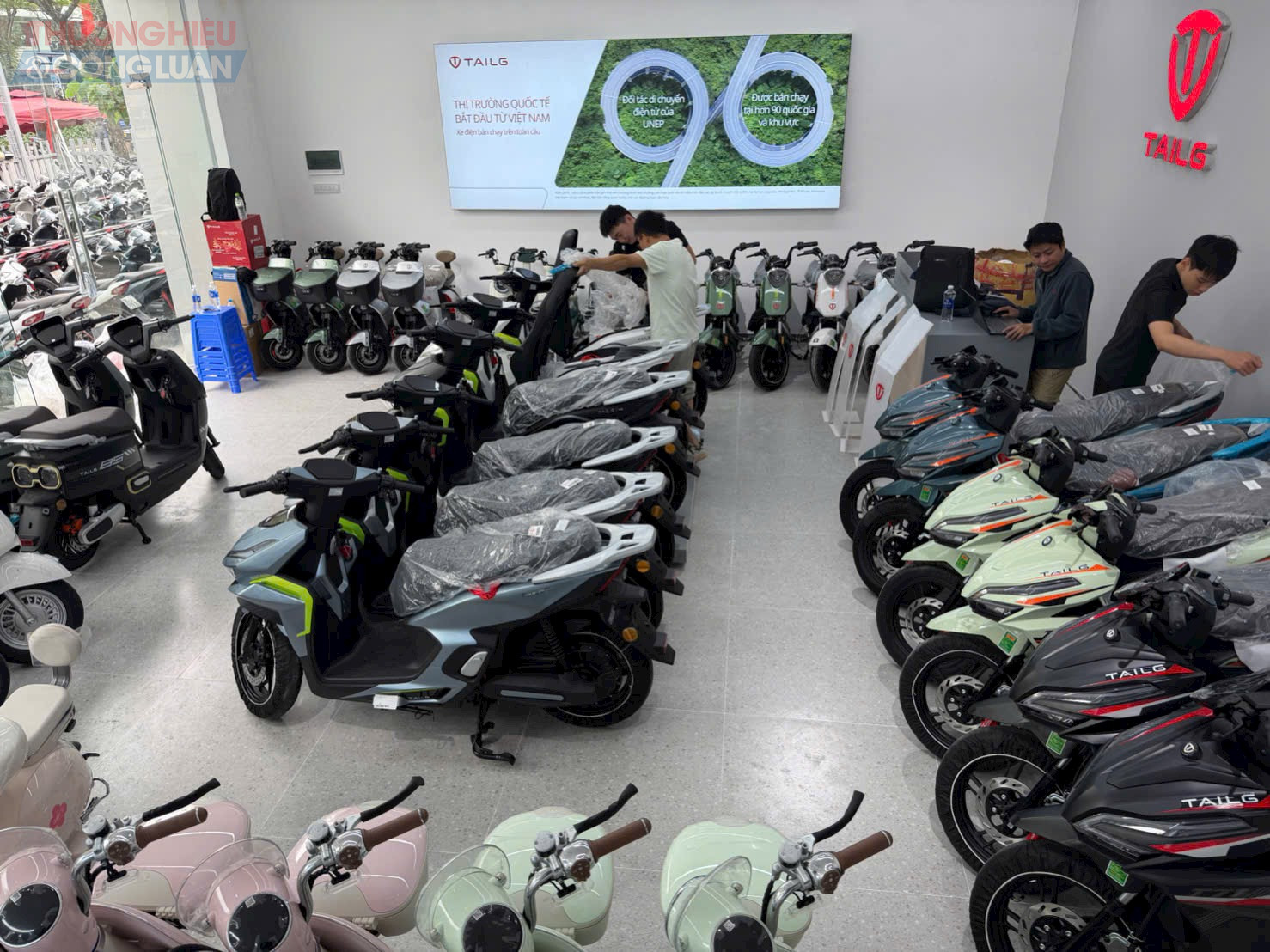 Giá xăng leo thang, thị trường xe điện “nóng rực”