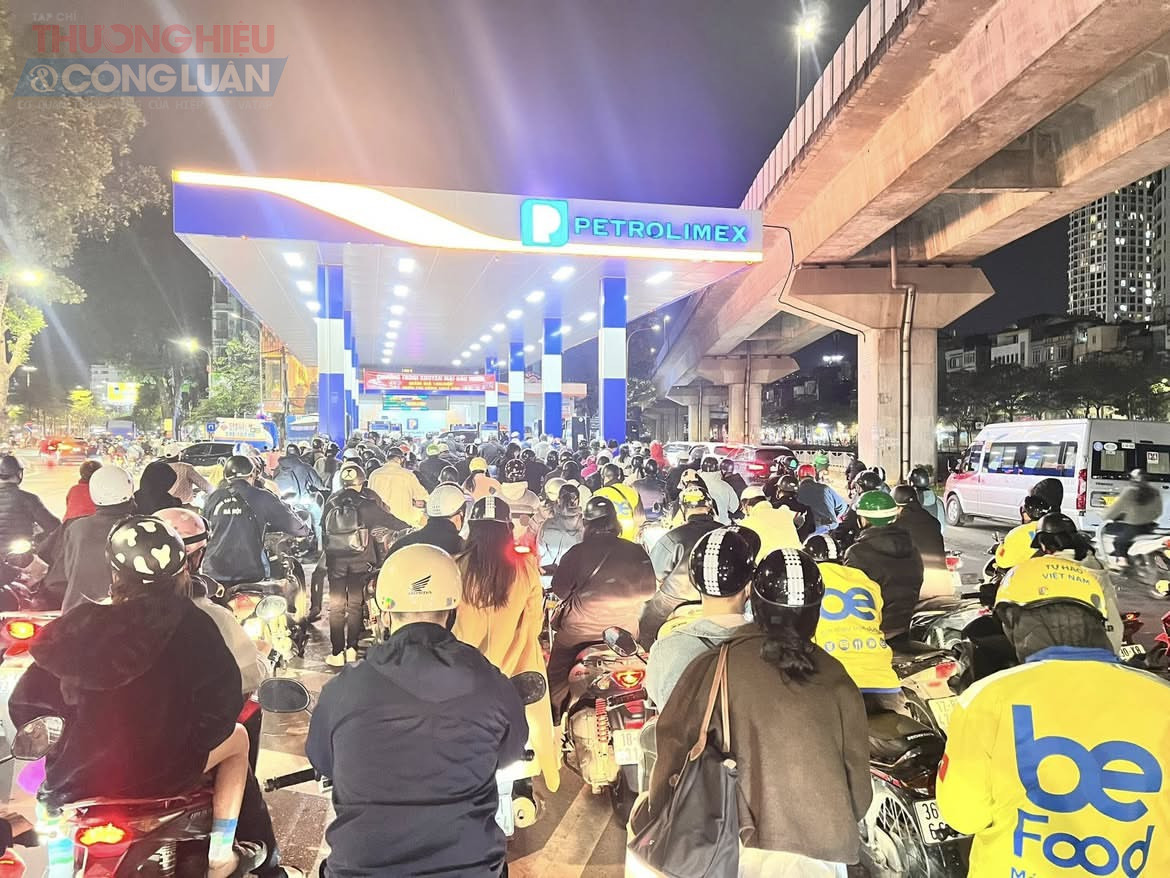 Người d&acirc;n H&agrave; Nội xếp h&agrave;ng mua xăng giữa đ&ecirc;m, nhu cầu tăng đột biến