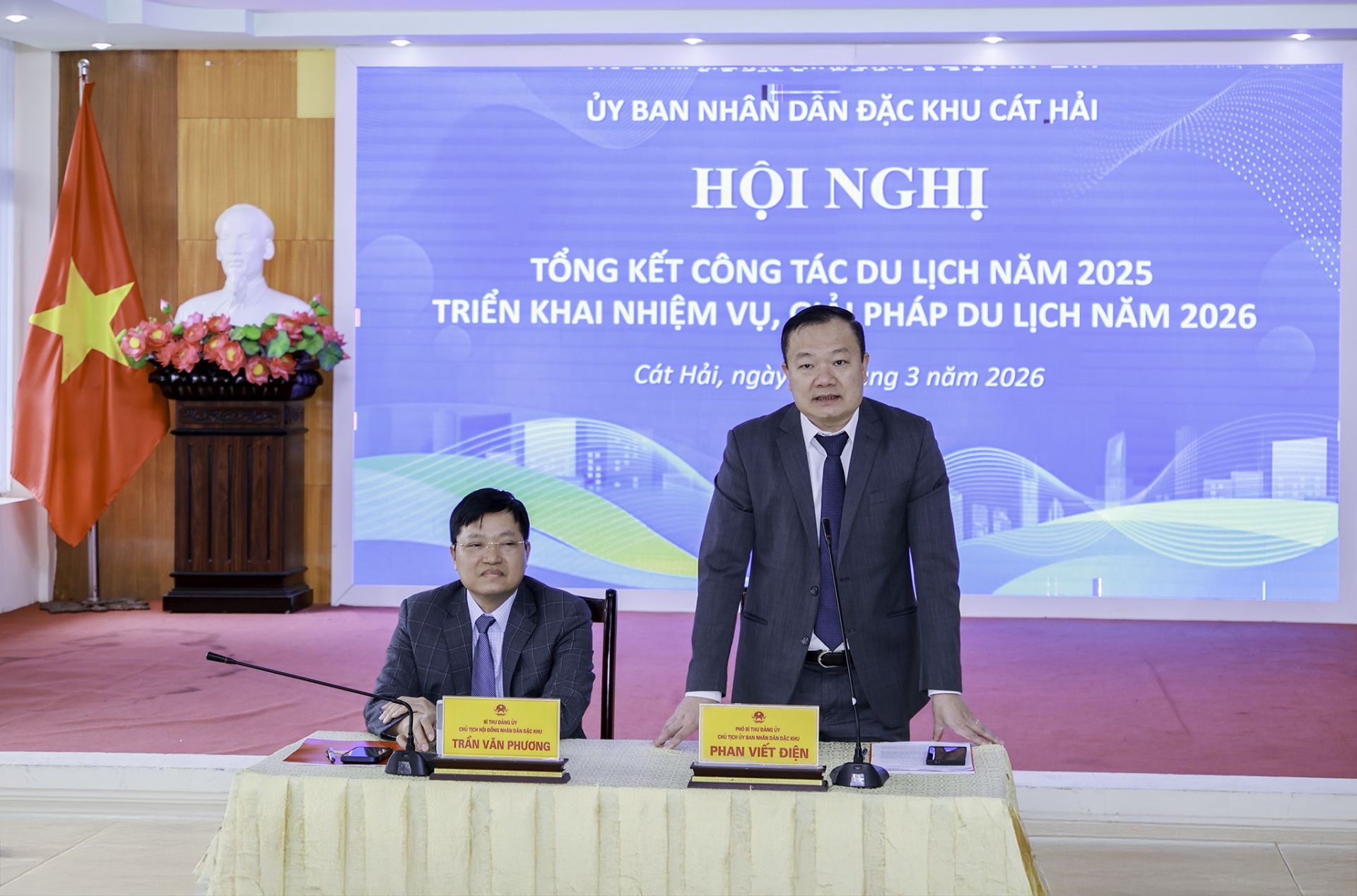 Đồng chí Trần Văn Phương, Bí thư Đảng ủy, Chủ tịch Hội đồng nhân dân đặc khu và đồng chí Phan Viết Điện, Phó Bí thư Đảng ủy, Chủ tịch Ủy ban nhân dân đặc khu tiếp nhận, trao đổi và làm rõ các ý kiến thảo luận của đại biểu Đồng chí Trần Văn Phương, Bí thư Đảng ủy, Chủ tịch Hội đồng nhân dân đặc khu và đồng chí Phan Viết Điện, Phó Bí thư Đảng ủy, Chủ tịch Ủy ban nhân dân đặc khu tiếp nhận, trao đổi và làm rõ các ý kiến thảo luận của đại biểu