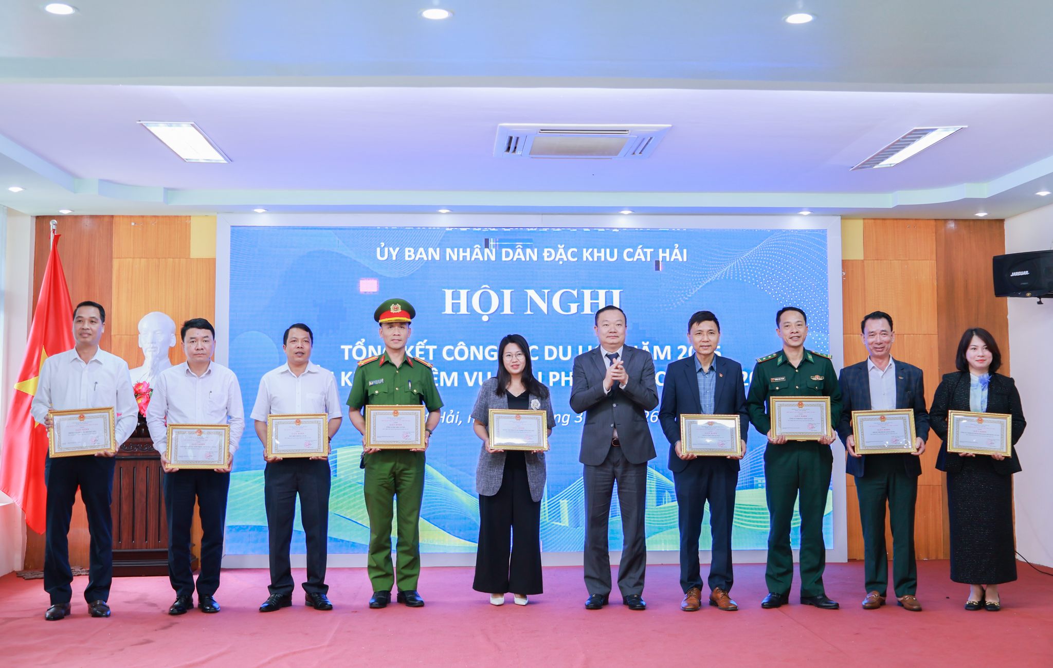 Đ/c Vũ Hữu Vững, Phó Chủ tịch Ủy ban nhân dân Đặc khu Cát Hải trao Giấy khen, biểu dương các cá nhân có thành tích xuất sắc trong công tác phát triển du lịch của địa phương năm 2025 Đ/c Vũ Hữu Vững, Phó Chủ tịch Ủy ban nhân dân Đặc khu Cát Hải trao Giấy khen, biểu dương các cá nhân có thành tích xuất sắc trong công tác phát triển du lịch của địa phương năm 2025