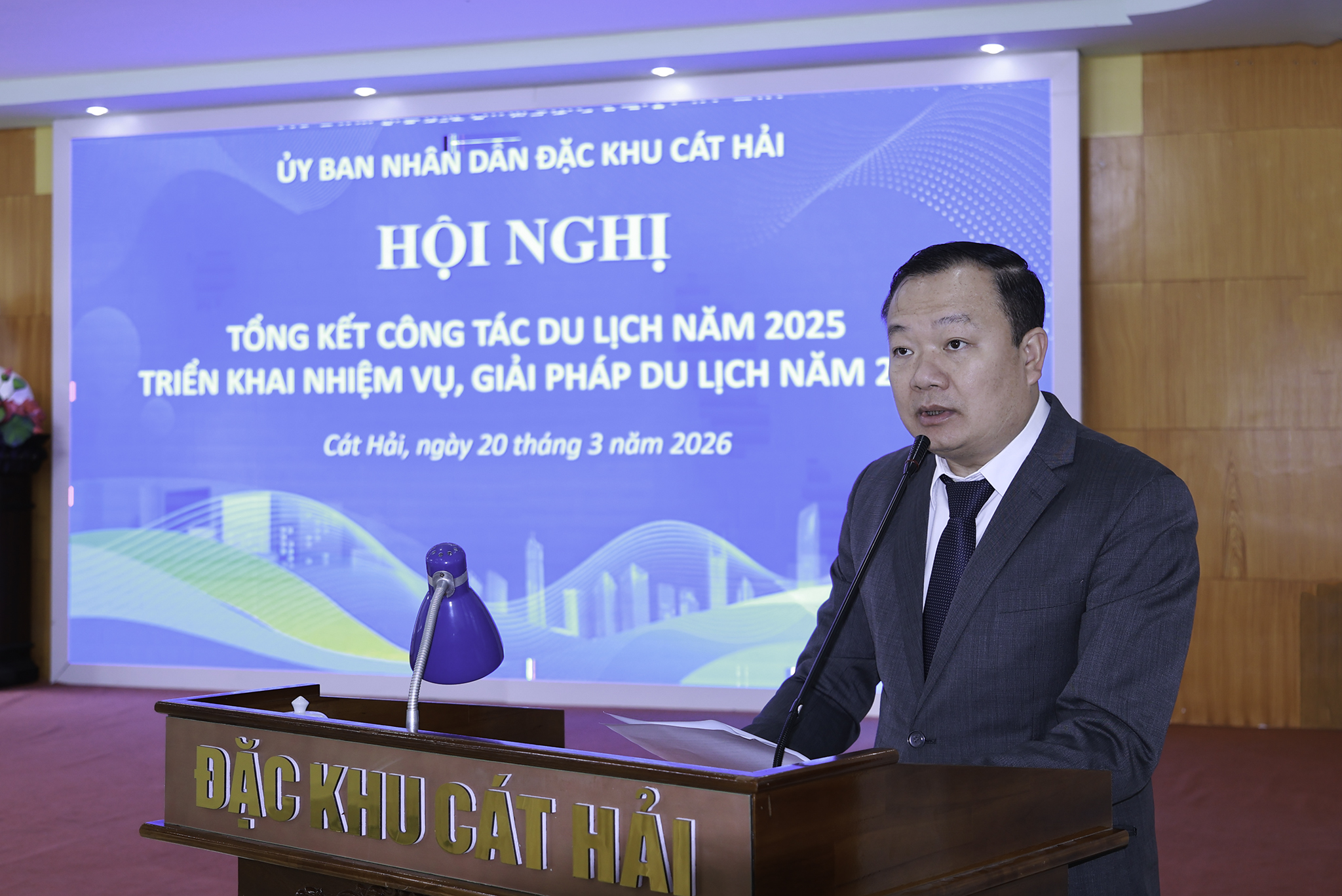 Đồng chí Phan Viết Điện, Phó Bí thư Đảng ủy, Chủ tịch Ủy ban nhân dân đặc khu phát biểu Đồng chí Phan Viết Điện, Phó Bí thư Đảng ủy, Chủ tịch Ủy ban nhân dân đặc khu phát biểu