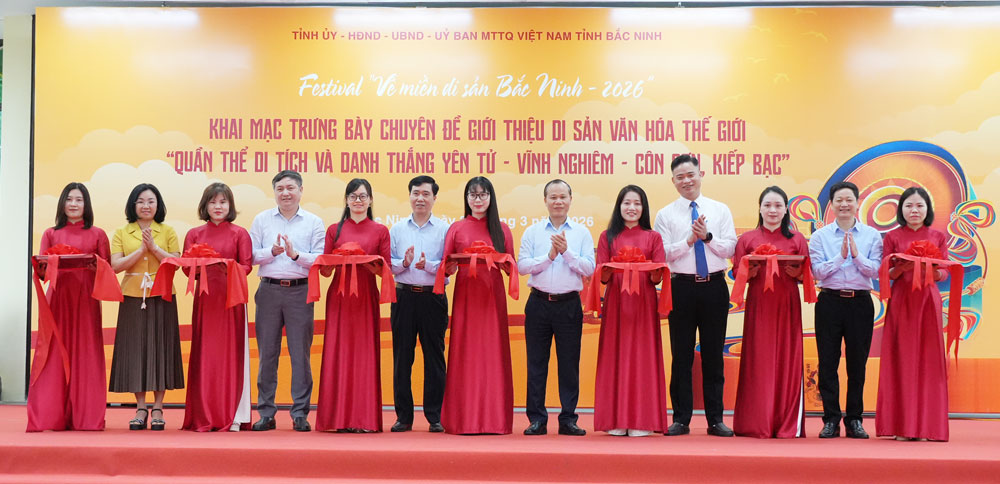 Đại biểu cắt băng khai mạc trưng bày. Đại biểu cắt băng khai mạc trưng bày.