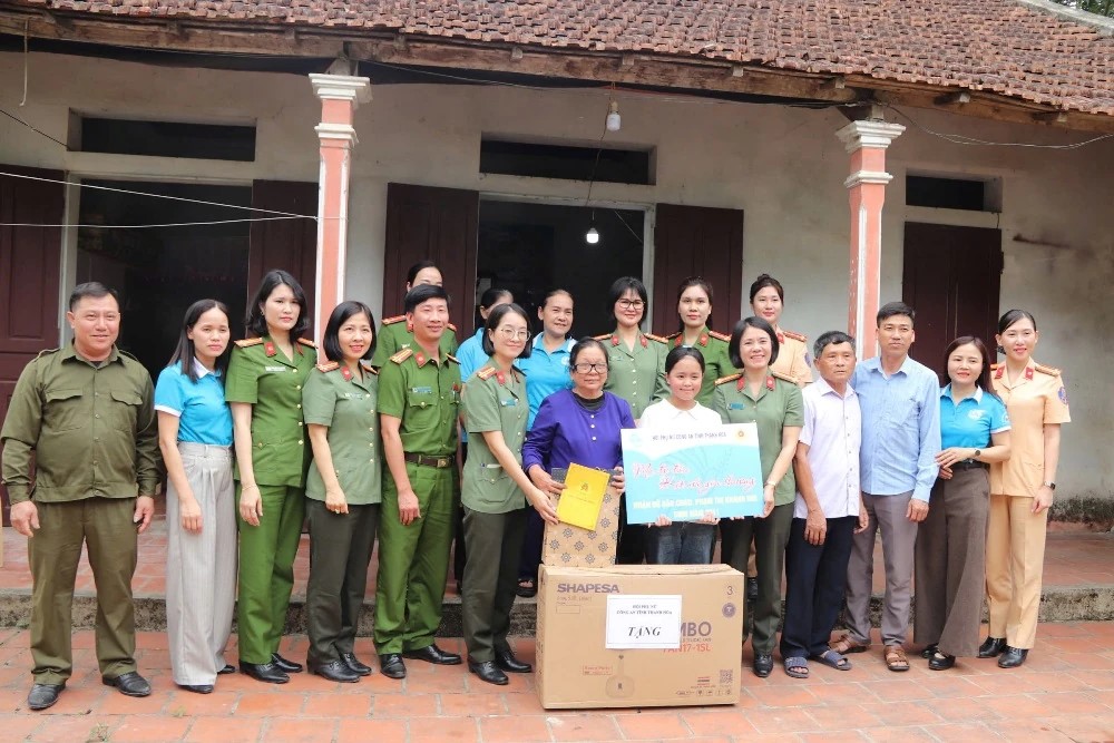 Phụ nữ Công an tỉnh Thanh Hóa trao kinh phí đỡ đầu con mồ côi đặc biệt khó khăn