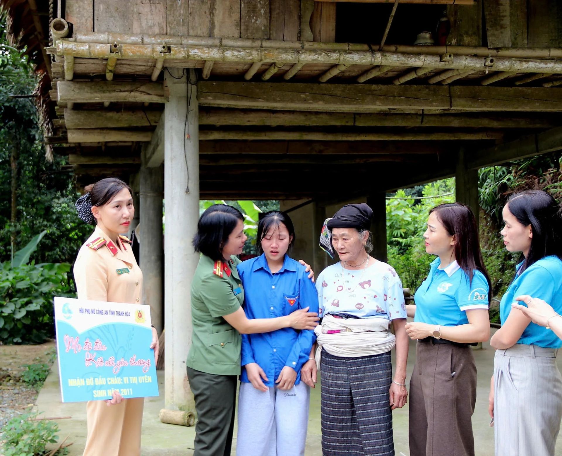 Con Vi Thị Uy&ecirc;n x&uacute;c động trước sự quan t&acirc;m của c&aacute;c mẹ đỡ đầu.