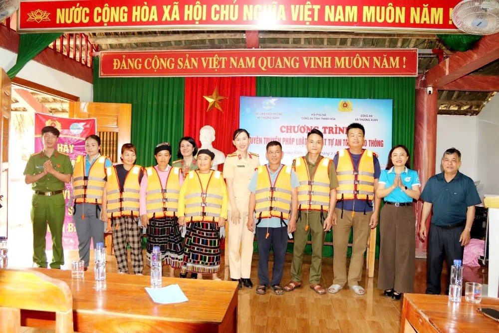 Hội Phụ nữ C&ocirc;ng an tỉnh, Hội LHPN x&atilde; v&agrave; C&ocirc;ng an x&atilde; Thường Xu&acirc;n trao &aacute;o phao cho c&aacute;c hộ d&acirc;n tại khu du lịch cộng đồng Bản Mạ.