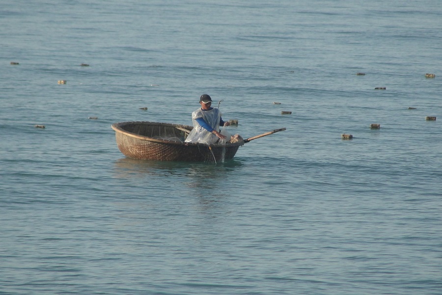 Ngư d&acirc;n đang giũ đ&ugrave;m bắt t&ocirc;m
