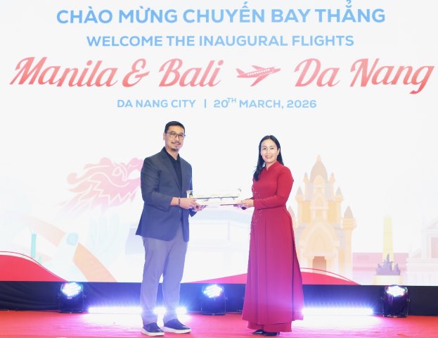 Phó Chủ tịch UBND thành phố Nguyễn Thị Anh Thi (phải) tặng quà lưu niệm cho đại diện hãng hàng không AirAsia. Phó Chủ tịch UBND thành phố Nguyễn Thị Anh Thi (phải) tặng quà lưu niệm cho đại diện hãng hàng không AirAsia.