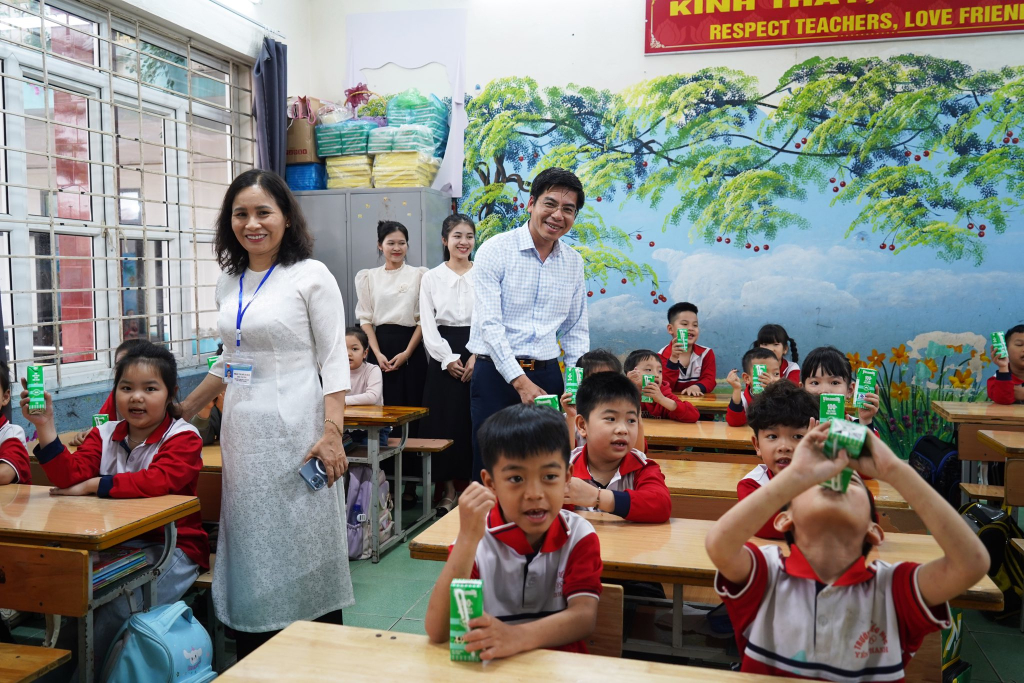 L&atilde;nh đạo UBND phường U&ocirc;ng B&iacute; kiểm tra c&ocirc;ng t&aacute;c triển khai chương tr&igrave;nh Sữa học đường tại Trường TH & THCS U&ocirc;ng B&iacute;