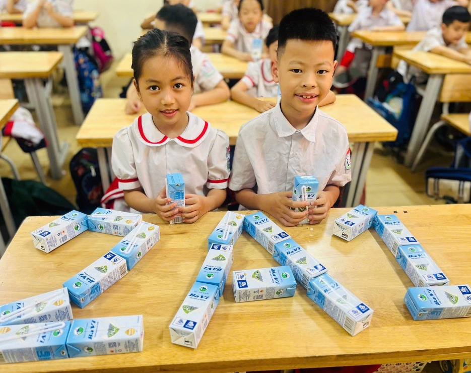 Niềm vui của học sinh Trường Tiểu học Hồ T&ugrave;ng Mậu, phường Cẩm Phả trong ng&agrave;y đầu ti&ecirc;n uống sữa tại trường