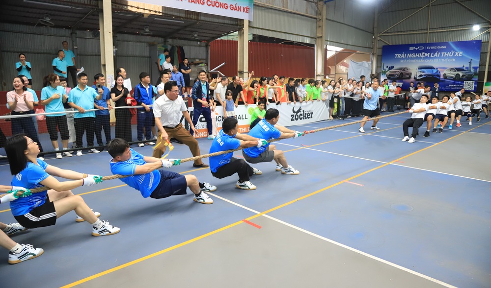 Trận tranh tài môn kéo co diễn ra sôi nổi, hấp dẫn với sự cổ vũ của đông đảo khán giả. Trận tranh tài môn kéo co diễn ra sôi nổi, hấp dẫn với sự cổ vũ của đông đảo khán giả.