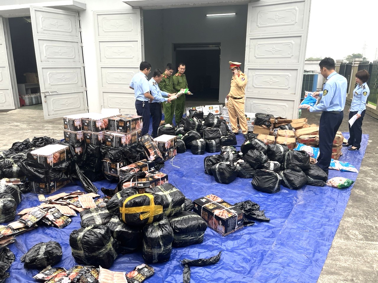 Tuyên Quang: Tạm giữ 2 xe bán tải chở hơn 2,3 tấn thực phẩm không rõ nguồn gốc