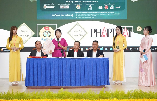 B&agrave; Vi Ho&agrave;i Thương th&agrave;nh vi&ecirc;n Ban tổ chức trả lời giải đ&aacute;p &yacute; kiến của c&ocirc;ng đo&agrave;n vi&ecirc;n, người lao động tại sự kiện