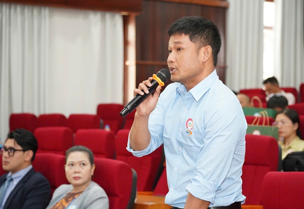 Người lao động đặt c&acirc;u hỏi với Ban tổ chức