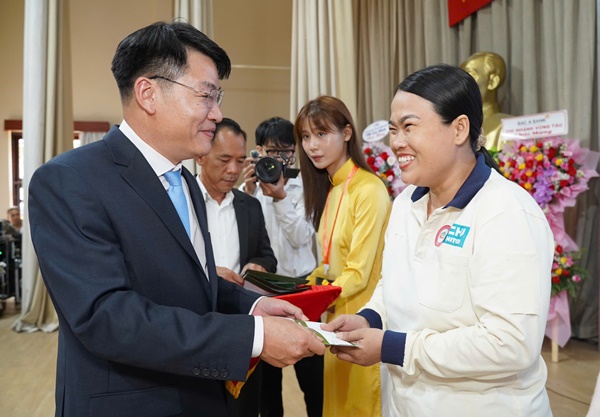 &Ocirc;ng Đinh Đức Thọ, Ph&oacute; Tổng bi&ecirc;n tập b&aacute;o Ph&aacute;p Luật TP.HCM trao qu&agrave; cho c&aacute;c c&ocirc;ng đo&agrave;n vi&ecirc;n ho&agrave;n cảnh kh&oacute; khăn