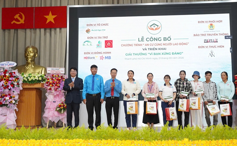 Ban Tổ chức trao 20 phần qu&agrave;, mỗi phần qu&agrave; gồm 1.000.000 đồng tiền mặt v&agrave; hiện vật cho 20 c&ocirc;ng nh&acirc;n, người lao động c&oacute; ho&agrave;n cảnh kh&oacute; khăn tại c&aacute;c c&ocirc;ng ty tr&ecirc;n địa b&agrave;n.