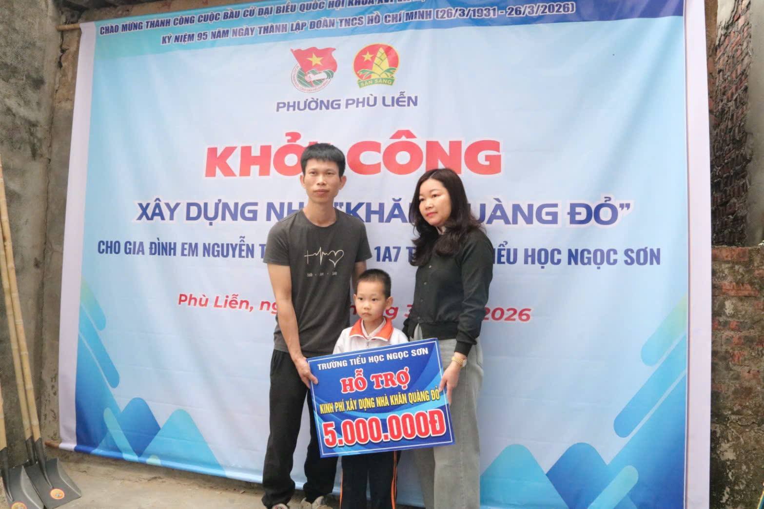 Đồng chí Đồng Minh Thùy Dương – Phó Hiệu trưởng trường Tiểu học Ngọc Sơn trao biển hỗ trợ gia đình em Nguyễn Tuệ Lâm xây dựng nhà. Đồng chí Đồng Minh Thùy Dương – Phó Hiệu trưởng trường Tiểu học Ngọc Sơn trao biển hỗ trợ gia đình em Nguyễn Tuệ Lâm xây dựng nhà.