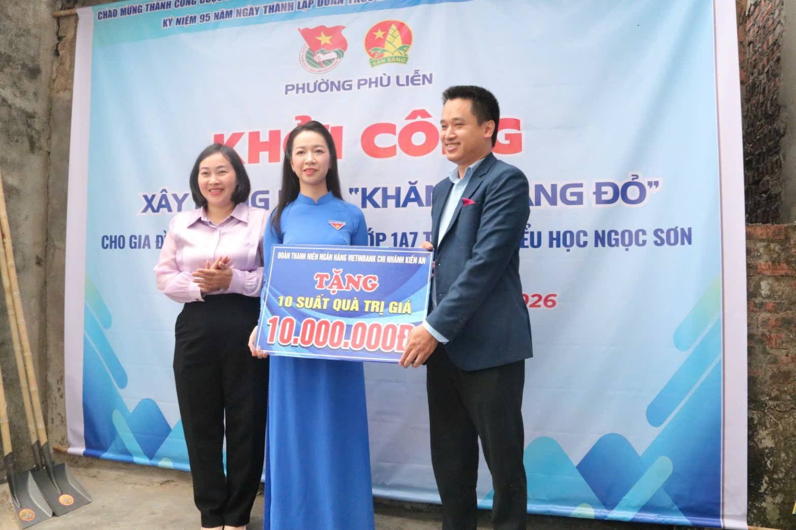 Đồng chí Bùi Thị Thảo – Bí thư Đoàn Thanh niên Sở Xây dựng trao biển hỗ trợ gia đình em Nguyễn Tuệ Lâm xây dựng nhà. Đồng chí Bùi Thị Thảo – Bí thư Đoàn Thanh niên Sở Xây dựng trao biển hỗ trợ gia đình em Nguyễn Tuệ Lâm xây dựng nhà.
